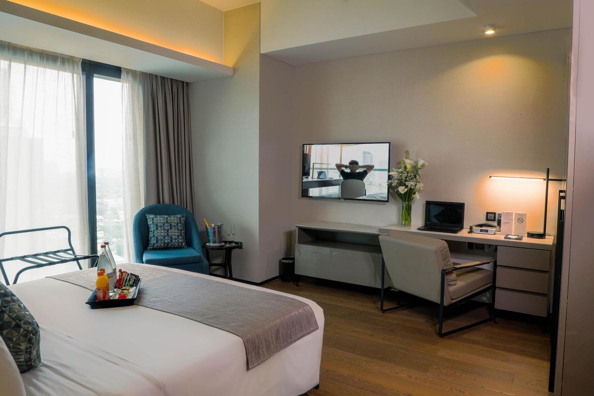 Отель Oakwood Makati Avenue Макати Экстерьер фото